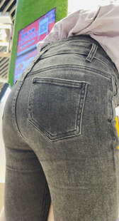 翘臀灰牛仔大学妹