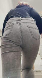 服装店紧身灰牛仔妹子