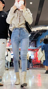 蓝牛紧臀小姐姐喝奶茶技术一流