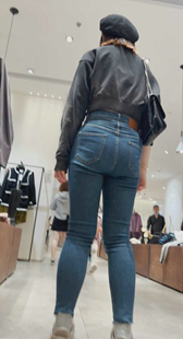 服装店紧臀牛仔少妇