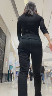 紧身黑裤翘臀妹子