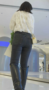 牛仔丰臀妹子这么会扭