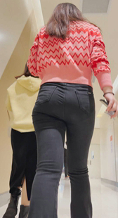 打底黑裤超紧臀妹子