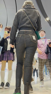 商场紧身黑牛仔少妇