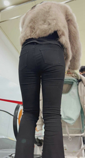 黑裤紧翘臀美女