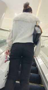 商场紧臀黑牛仔少妇