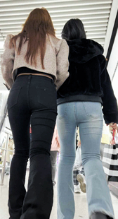黑牛仔裤与蓝色牛仔裤两妹子