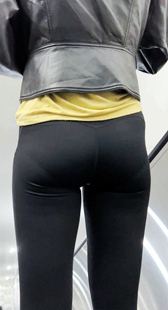 黑瑜伽透内痕身材真好