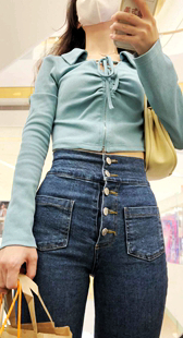 春节献礼蛇腰美女陪短裙闺蜜买奶茶