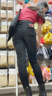 春节献礼高挑黑牛仔宽臀长发美女