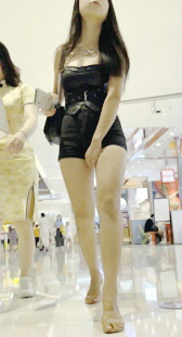 春节献礼牛仔短裤勒沟美女小姐姐