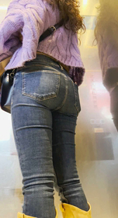 紧身牛仔翘臀少妇