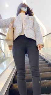 紧身黑裤翘臀少妇