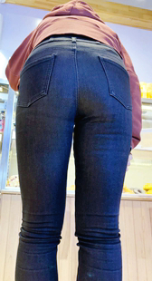 性感黑牛仔丰臀熟女