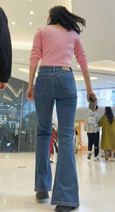 商场紧牛喇叭裤少妇