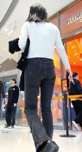 紧臀黑牛仔少妇