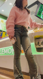 牛仔粉衣长发妹子