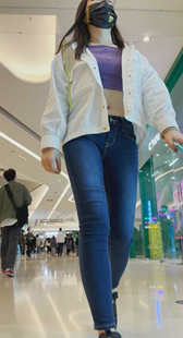 高挑牛仔露腰少妇