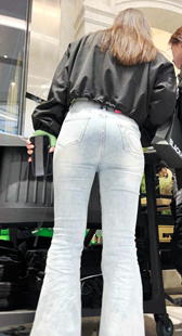 包臀紧牛长发妹子