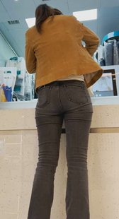 紧身给牛仔来排队