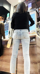 长腿白牛紧臀妹子