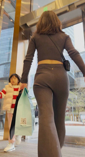 咖啡色鲨鱼裤小姐姐