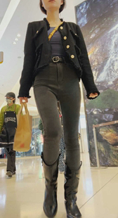 娇小黑牛仔紧臀小姐姐