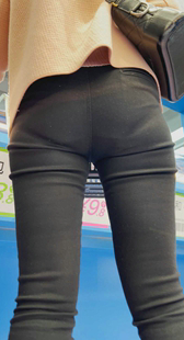 性感黑裤透内痕线条特写