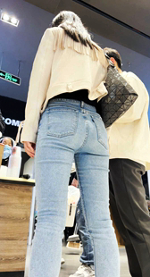 紧身牛仔翘臀美女小姐姐