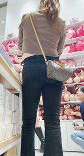 商店包臀黑牛仔少妇