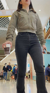 黑牛仔包臀少妇