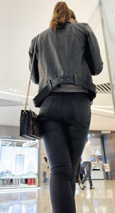 性感包臀皮裤小少妇