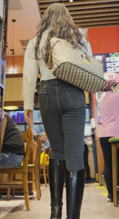 黑牛仔超紧臀长发小姐姐