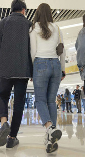 紧身牛仔丰臀长发美女