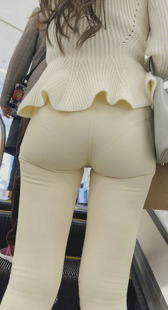 极品白裤透V内痕长发小姐姐