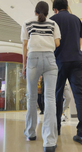 商场灰牛仔紧臀少妇