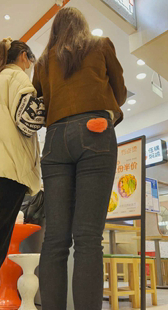 商场包臀牛仔少妇