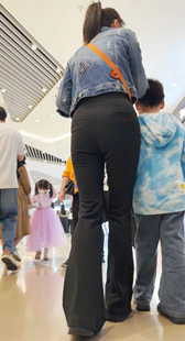 长腿包臀黑裤少妇