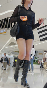 五一献礼长腿短裤半透上衣美女