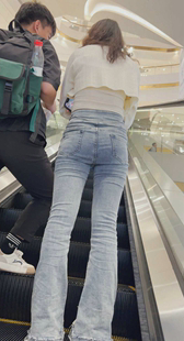 商场紧臀灰牛仔妹子