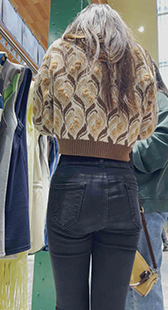 长发黑牛仔丰臀小姐姐