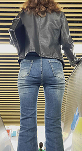 商场牛仔紧臀熟女