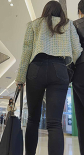 饱满黑裤透内痕眼镜少妇