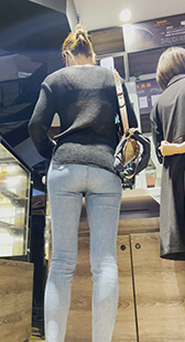 透明上衣翘臀牛仔少妇