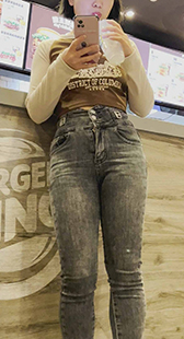 紧身灰牛仔丰臀大学妹