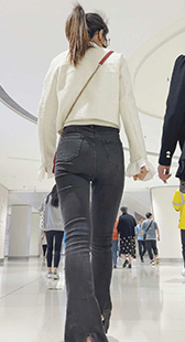 商场灰牛仔紧臀眼镜妹