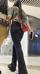 商场包臀黑牛仔少妇