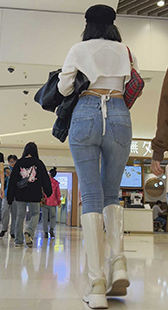 露腰牛仔紧臀少妇