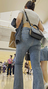 露腰包臀紧牛少妇