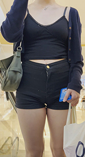 性感大屁股短裤金三角美女